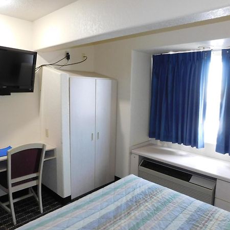 Travelodge By Wyndham ชาดรอน ภายนอก รูปภาพ