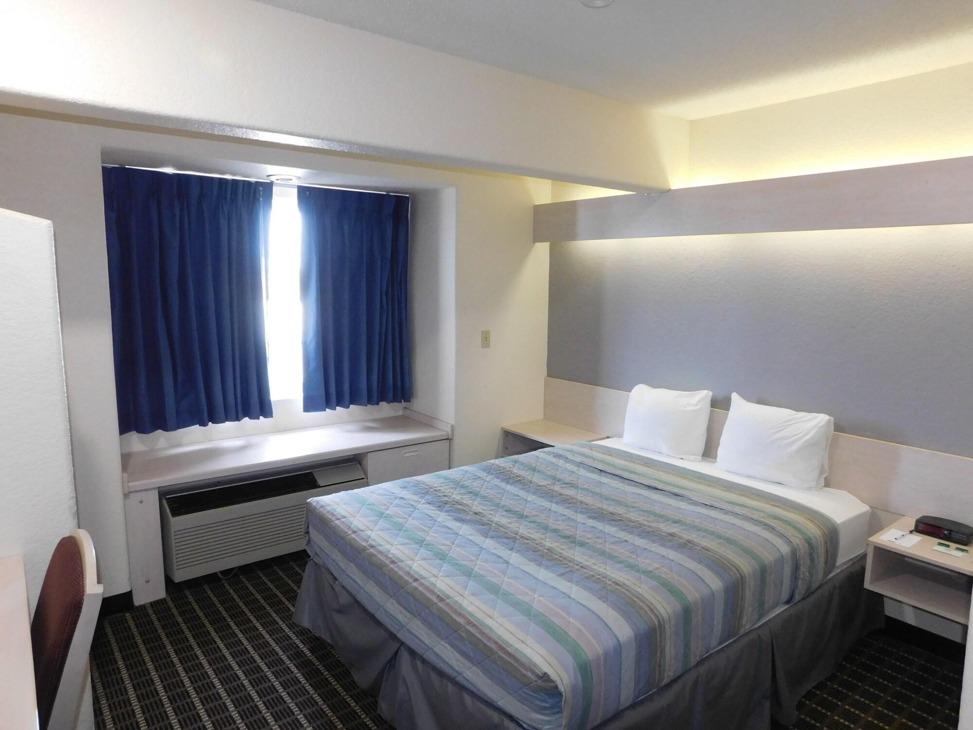 Travelodge By Wyndham ชาดรอน ภายนอก รูปภาพ