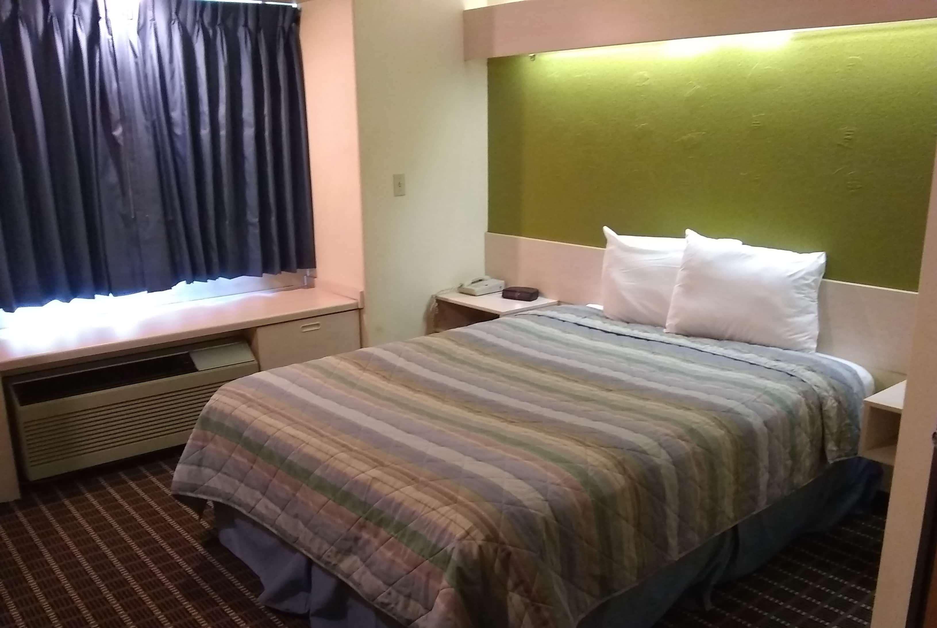 Travelodge By Wyndham ชาดรอน ภายนอก รูปภาพ