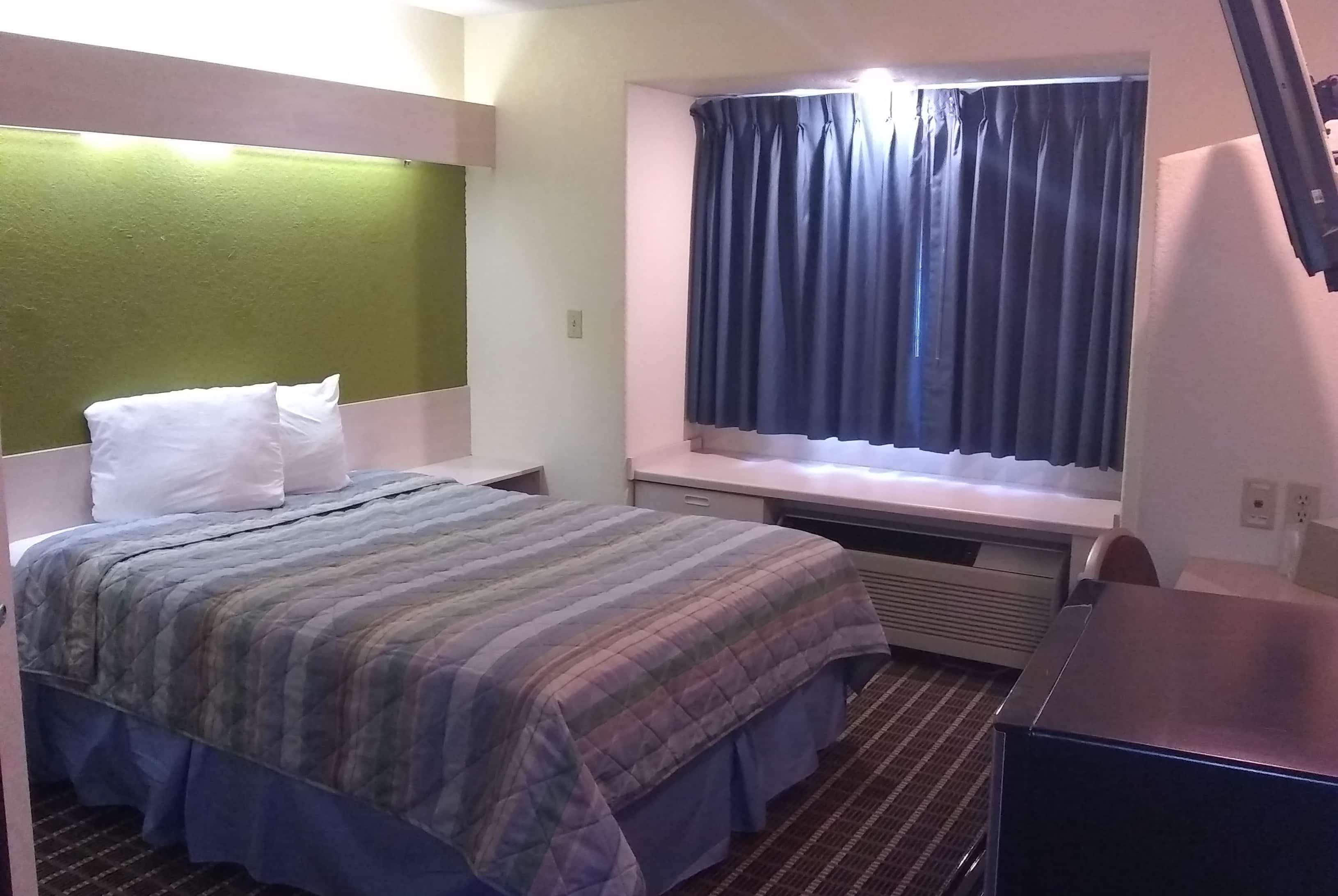 Travelodge By Wyndham ชาดรอน ภายนอก รูปภาพ
