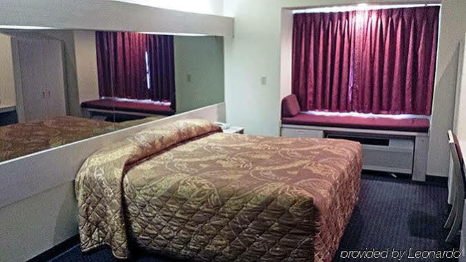 Travelodge By Wyndham ชาดรอน ภายนอก รูปภาพ