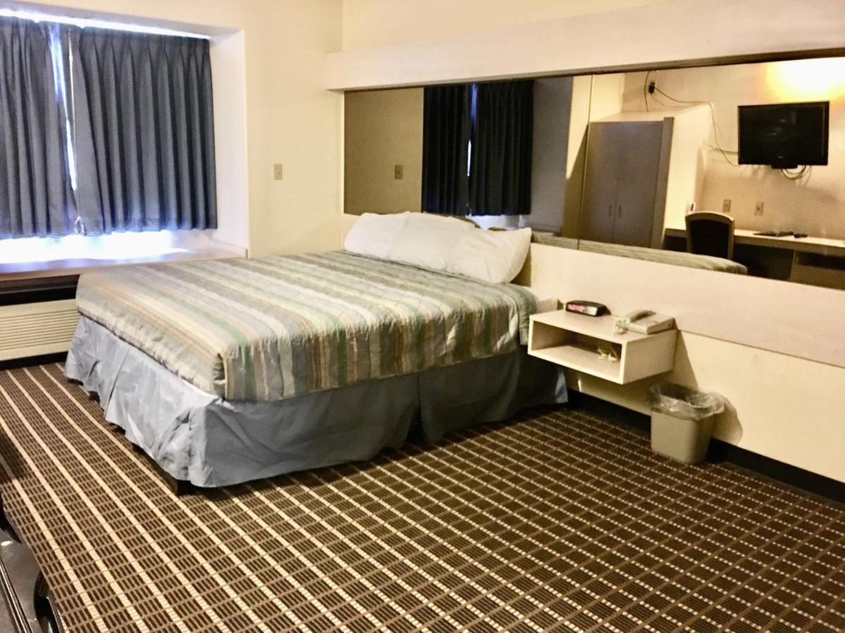Travelodge By Wyndham ชาดรอน ภายนอก รูปภาพ