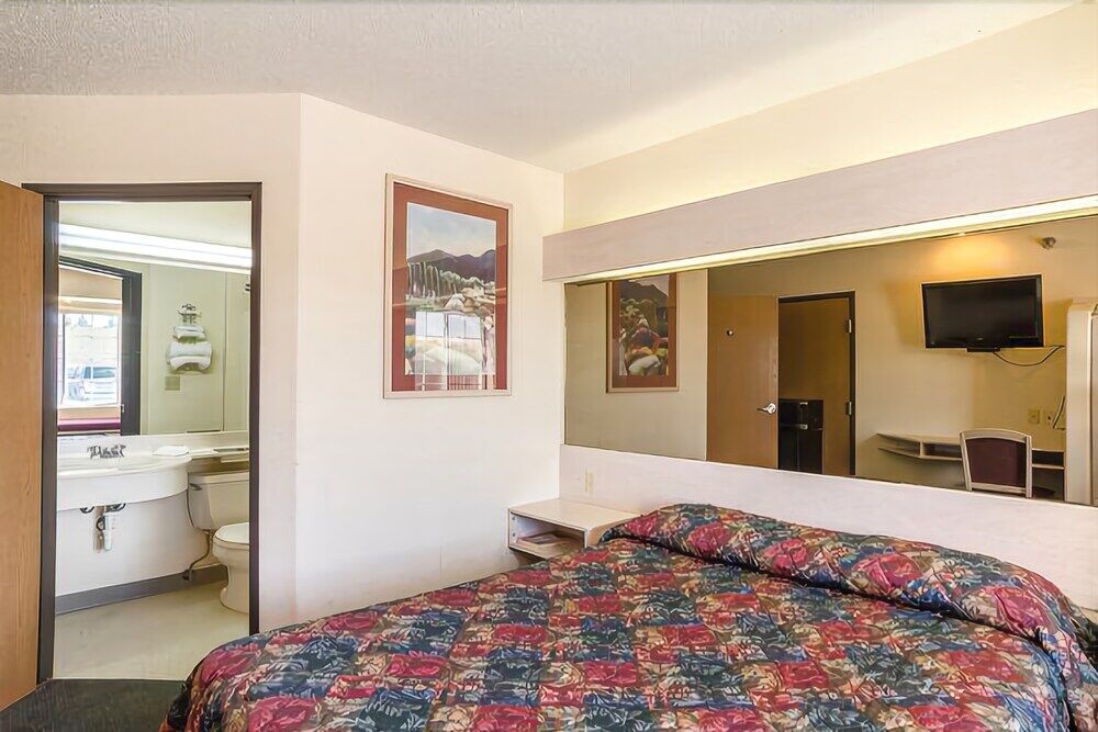 Travelodge By Wyndham ชาดรอน ภายนอก รูปภาพ